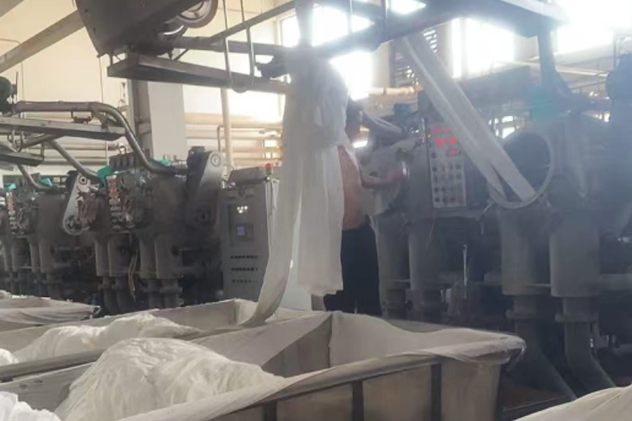 Mewarnai kain abu-abu produksi pabrik ke dalam silinder