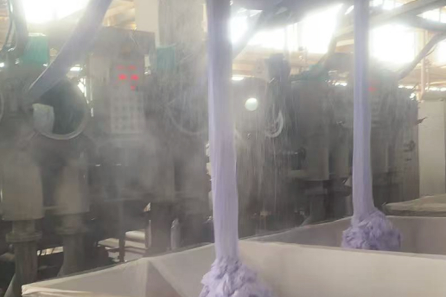 Pencelupan produk setengah jadi produksi pabrik keluar dari silinder