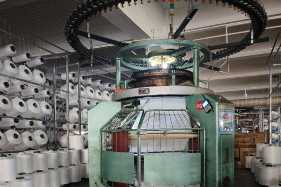 Model produksi kain abu-abu-kaki tinggi satu sisi